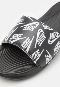 Nike Sportswear Victori One Slide Print - Sandalias Planas - Black/White -Zapateria Top 0ab86bf74bb748d3ad7d237b5b885e5a scaled