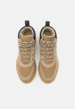 Les Deux Tyler- Botines Con Cordones - Beige -Zapateria Top 249d6186041e40699f6c011976d745fd scaled