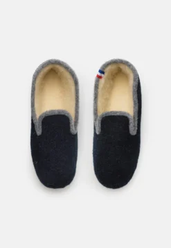 Traditional Unisex - Pantuflas - Marine/Gris 9 Traditional Unisex - Pantuflas - Marine/Gris -Zapateria Top 27d6bdd221204952accb1a10a82c564e scaled