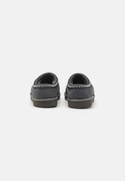 Ugg Tasman - Pantuflas - Dark Grey 8 Ugg Tasman - Pantuflas - Dark Grey -Zapateria Top 2863ebce3ac747bba3f0286ad37c9bec scaled