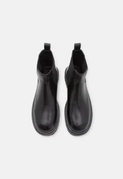 Sully Chelsea Boot - Botines - Black 9 Sully Chelsea Boot - Botines - Black -Zapateria Top 2f10b82296d34abb8b2dd8b1f69a898f scaled