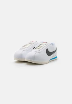 Nike Sportswear Cortez - Zapatillas - White/Black/Light Photo Blue/Sail/Team Orange -Zapateria Top 2f72a7dedca34be4aebe134252d77d93 scaled
