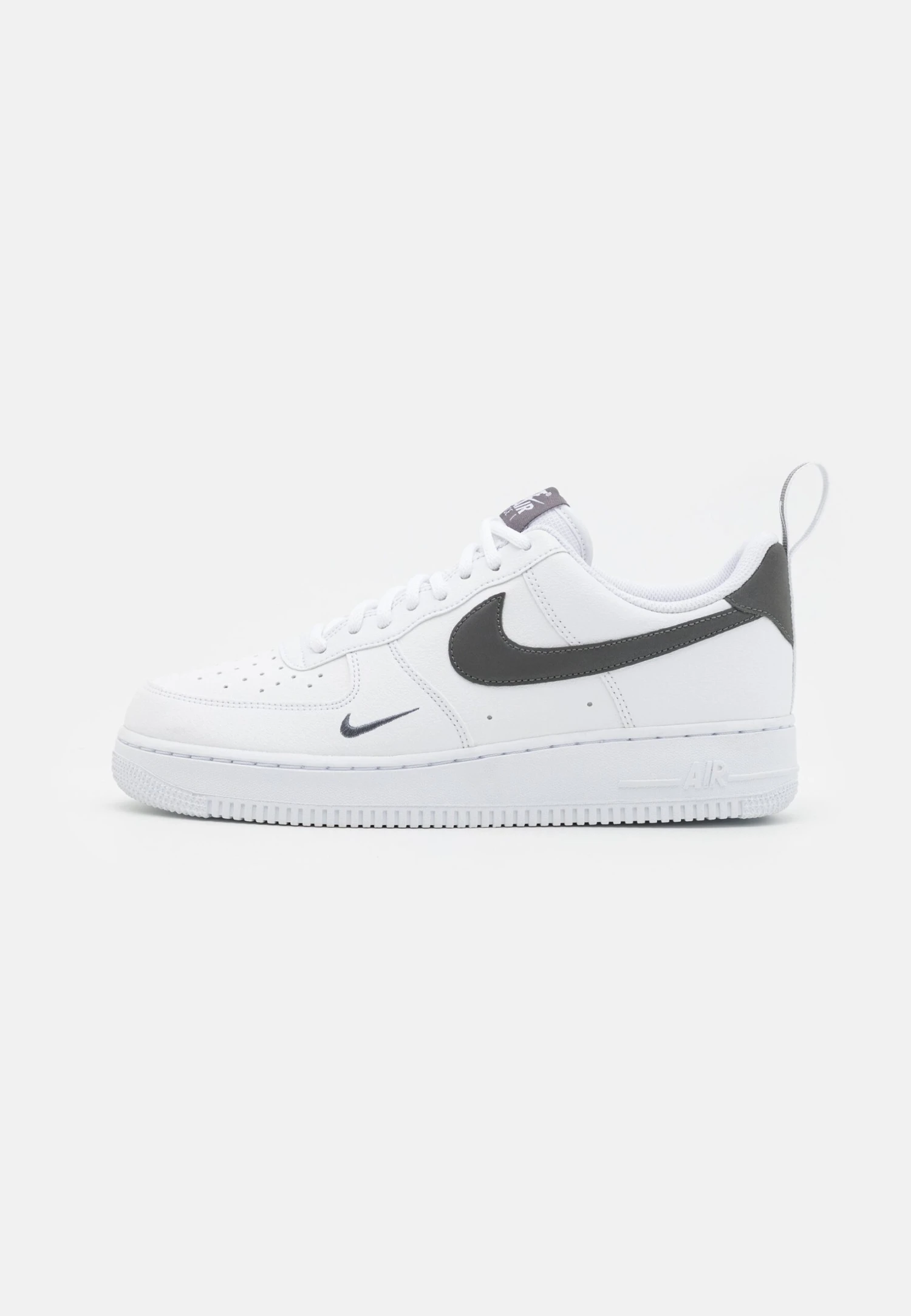 Nike Sportswear Air Force 1 07 Lv8 Ut Tu - Zapatillas - White/Metallic Dark Grey 1 Nike Sportswear Air Force 1 07 Lv8 Ut Tu - Zapatillas - White/Metallic Dark Grey