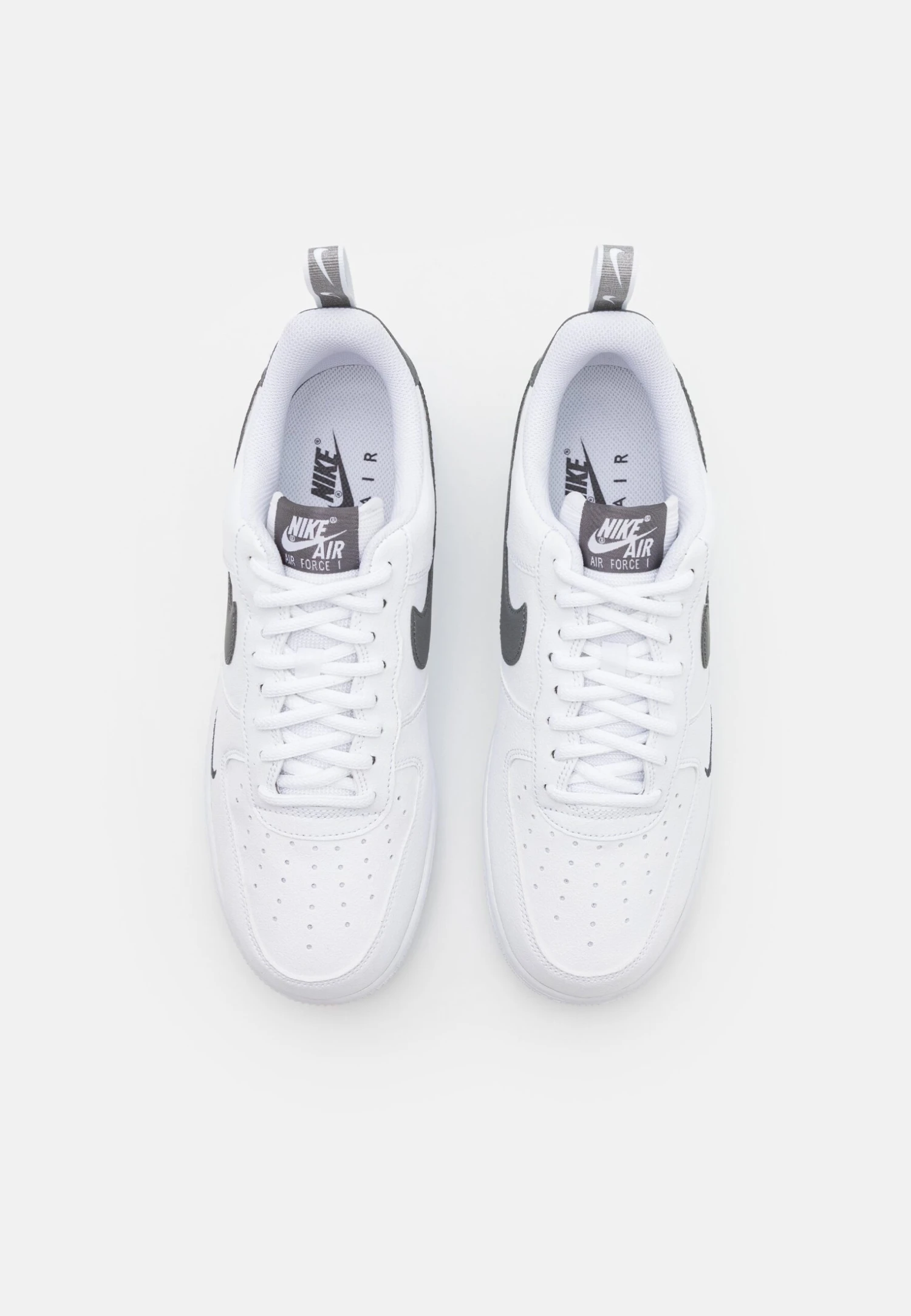 Nike Sportswear Air Force 1 07 Lv8 Ut Tu - Zapatillas - White/Metallic Dark Grey 4 Nike Sportswear Air Force 1 07 Lv8 Ut Tu - Zapatillas - White/Metallic Dark Grey - Imagen 4