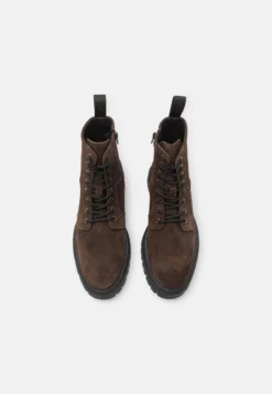 Les Deux Tatum Lace Up Boot - Botines Con Cordones - Dark Brown 9 Les Deux Tatum Lace Up Boot - Botines Con Cordones - Dark Brown -Zapateria Top 540b12c0d8f846c09ed7c9ccd0557fe5 scaled