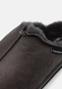 Shepherd Hugo - Pantuflas - Stone -Zapateria Top 5454187ea89c4c959fb775515e1035e6 scaled