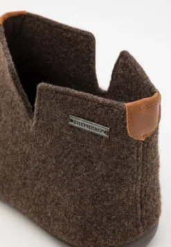 Shepherd Erik - Pantuflas - Moro -Zapateria Top 76ec18eadfb340a7890fcd04bdfbcde3 scaled