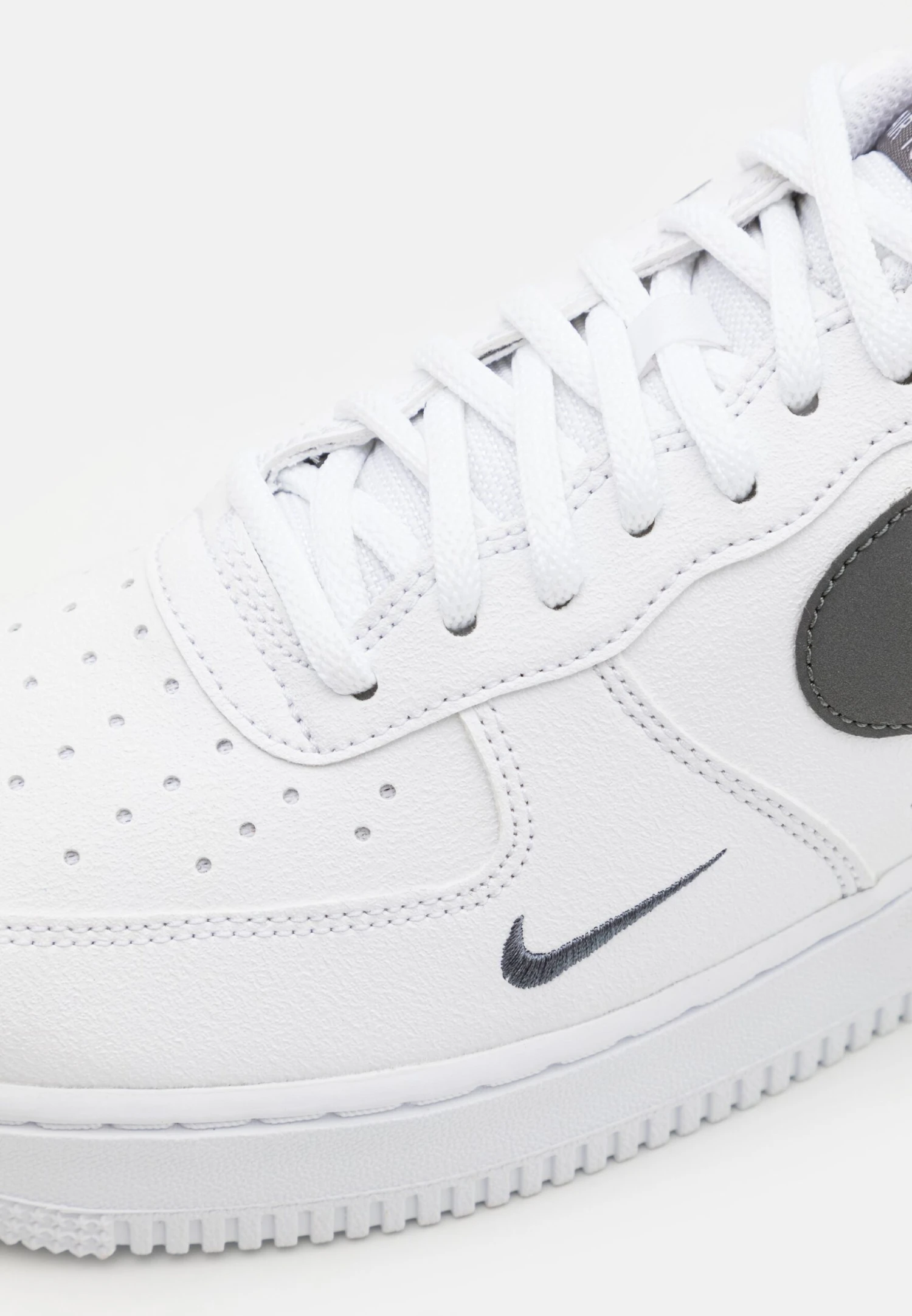 Nike Sportswear Air Force 1 07 Lv8 Ut Tu - Zapatillas - White/Metallic Dark Grey 6 Nike Sportswear Air Force 1 07 Lv8 Ut Tu - Zapatillas - White/Metallic Dark Grey - Imagen 6