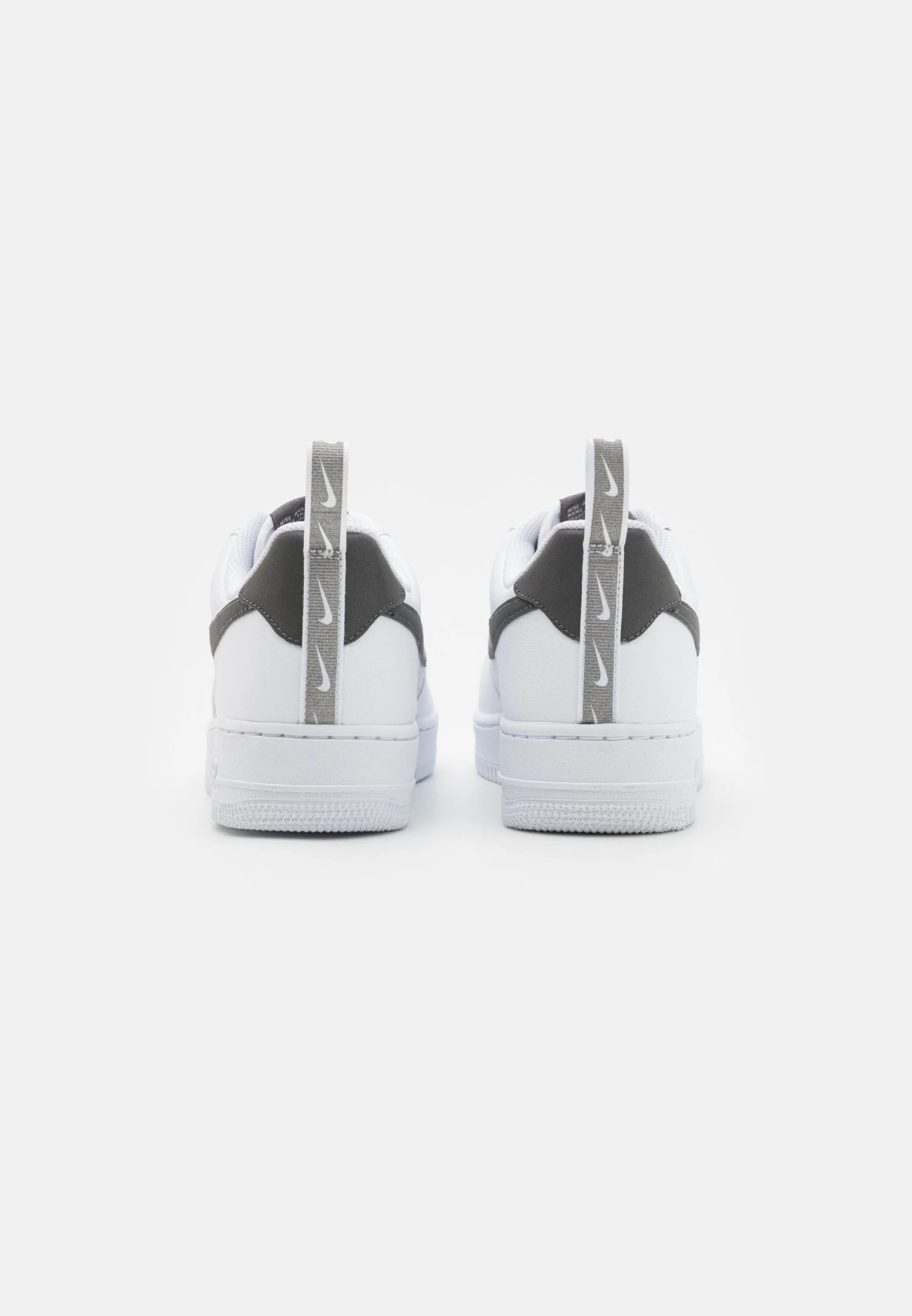 Nike Sportswear Air Force 1 07 Lv8 Ut Tu - Zapatillas - White/Metallic Dark Grey 3 Nike Sportswear Air Force 1 07 Lv8 Ut Tu - Zapatillas - White/Metallic Dark Grey - Imagen 3