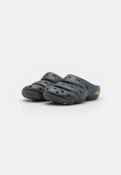 Keen Yogui - Sandalias Planas - Graphite -Zapateria Top b8e334e0fe9e4b8896890c21f2d4c635 scaled