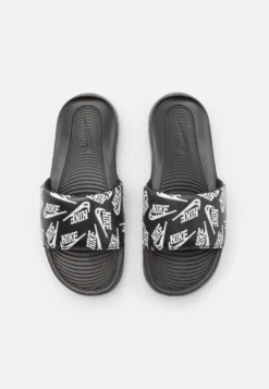 Nike Sportswear Victori One Slide Print - Sandalias Planas - Black/White -Zapateria Top bbfa6b5a3e404202ad97f2f7d42e899b scaled
