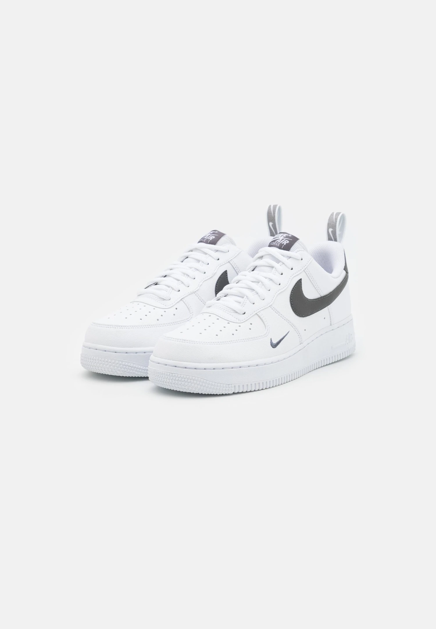 Nike Sportswear Air Force 1 07 Lv8 Ut Tu - Zapatillas - White/Metallic Dark Grey 2 Nike Sportswear Air Force 1 07 Lv8 Ut Tu - Zapatillas - White/Metallic Dark Grey - Imagen 2