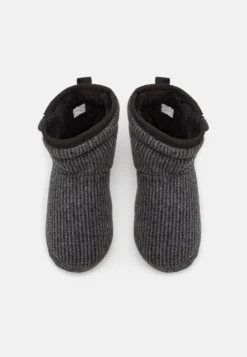 Pier One Unisex - Pantuflas - Dark Grey 9 Pier One Unisex - Pantuflas - Dark Grey -Zapateria Top c08c8e96f6c24e5eb4fbdf7ff75482e5 scaled