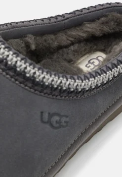 Ugg Tasman - Pantuflas - Dark Grey 11 Ugg Tasman - Pantuflas - Dark Grey -Zapateria Top c55c32dced4a4516b86c9ffaa4c26ca5 scaled