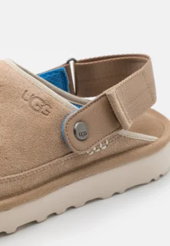 Ugg Goldencoast Clog - Sandalias Planas - Sand/Santorini -Zapateria Top c7b06785de6945ac9b1af6491623a84d scaled