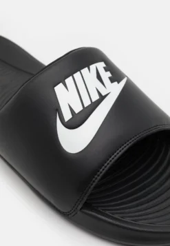 Nike Sportswear Victori One Slide - Sandalias Planas - Black/White -Zapateria Top d692c06e984f41e18b5835d3c62afbcd scaled