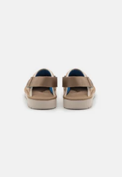 Ugg Goldencoast Clog - Sandalias Planas - Sand/Santorini -Zapateria Top dbefc085f4b4429592d19cbf0523306f scaled