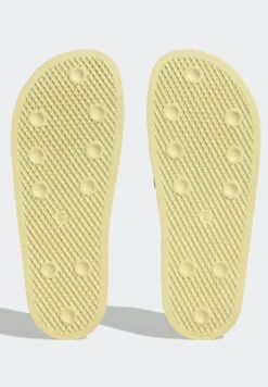 Adidas Originals Adilette Unisex - Chanclas De Baño - Almost Yellow/Core Black/Almost Yellow -Zapateria Top defbb622f24a493a8806840e03510c55 scaled