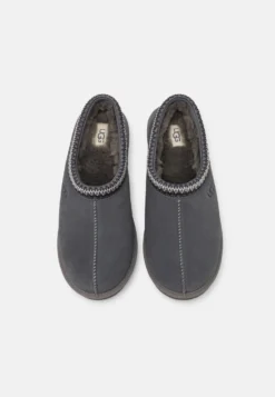 Ugg Tasman - Pantuflas - Dark Grey 9 Ugg Tasman - Pantuflas - Dark Grey -Zapateria Top e901abf672dc425dadf131e62a69fbd4 scaled