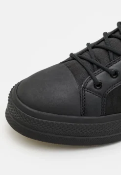 EA7 Emporio Armani All Over Unisex - Zapatillas Altas - Triple Black/Gold -Zapateria Top fc68fb8bc2be49f093e7d1b97cc42088 scaled